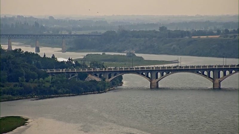 ‘Just gross’: Parts of Saskatchewan, Manitoba dealing with ‘very high risk’ air quality ratings