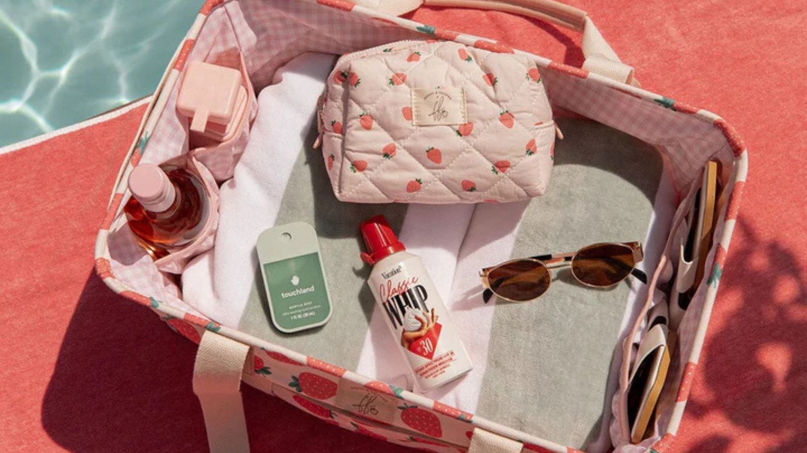 Here's Everything You Should Pack In Your Beach Bag